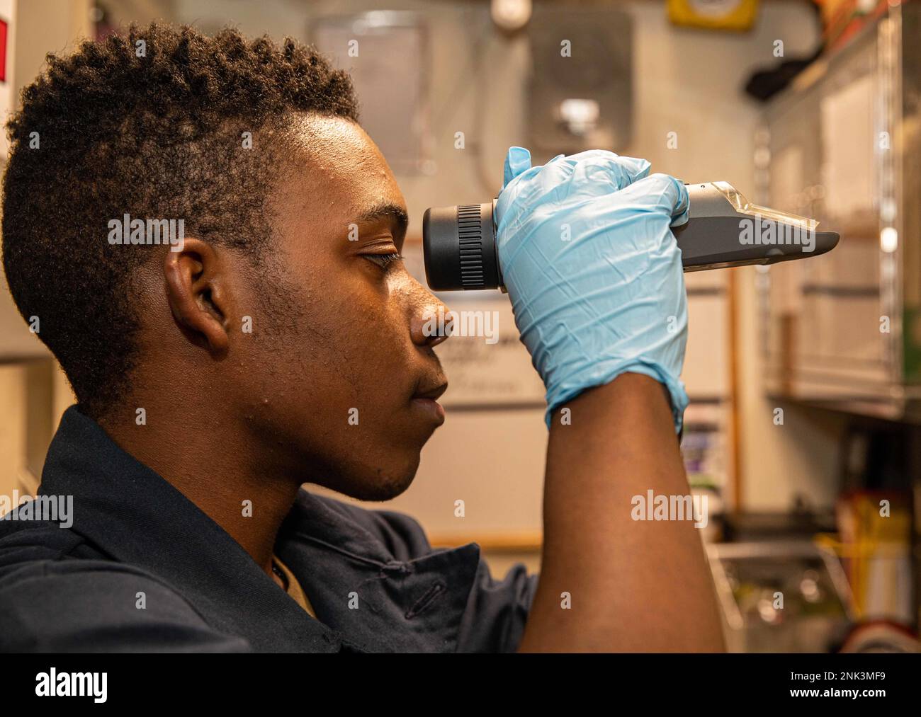 PHILIPPINE SEA (11. August 2022) Feuerwehrmann Raymond Smith aus Pittsboro, North Carolina, führt während des Trainings an Bord des Schiffs USS Chancellorsville (CG 62) der Ticonderoga-Klasse während Routineeinsätzen im Südchinesischen Meer am 11. August 2022 einen Additivtest gegen Vereisung durch. Chancellorsville ist zur Unterstützung der Sicherheit und Stabilität im Indo-Pazifik-Raum in die US-7.-Flotte entsandt und wird dem Befehlshaber der Task Force 70 zugewiesen, einer kampfbereiten Truppe, die die kollektiven maritimen Interessen ihrer Verbündeten und Partner in der Region schützt und verteidigt. Stockfoto