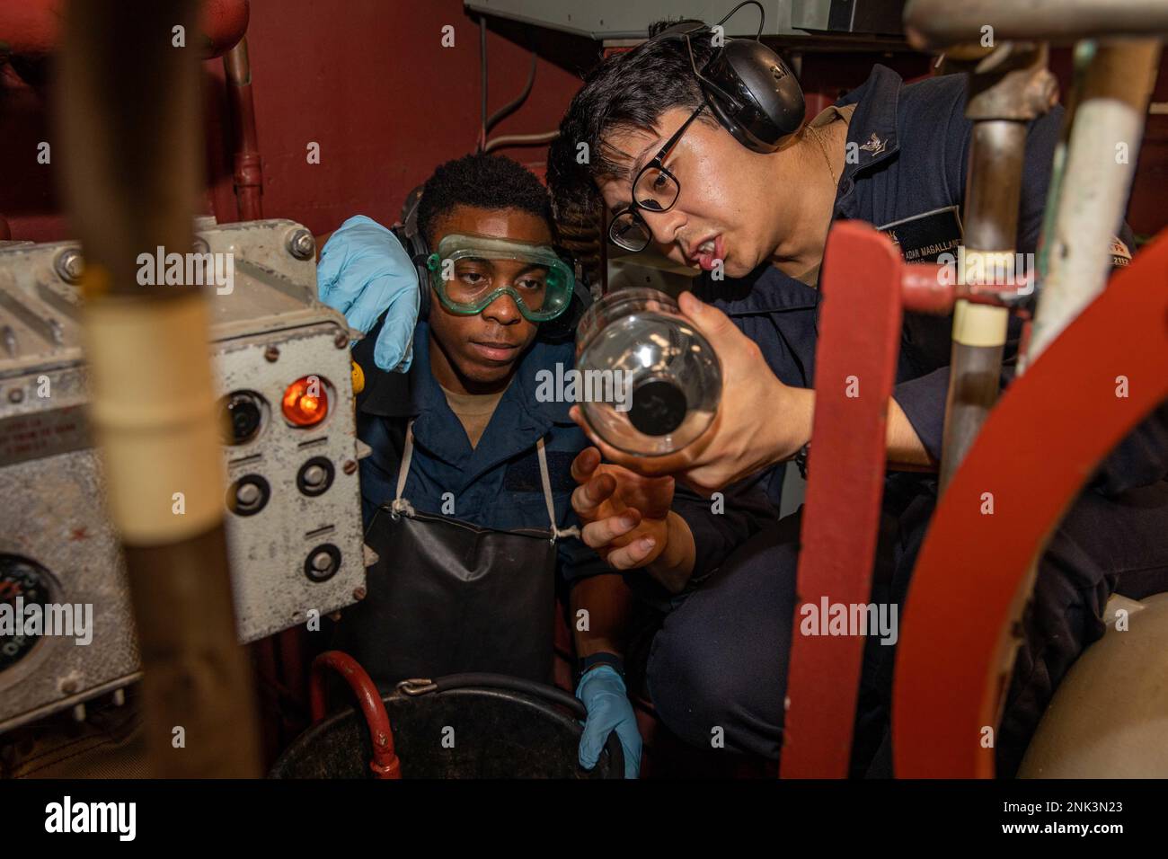 PHILIPPINE SEA (11. August 2022) Gas Turbine Systems Technician (Mechanical) 3. Class Adam Magallanes, aus Lafayette, Indiana, und Fireman Raymond Smith aus Pittsboro, North Carolina, führen am 11. August 2022 während des Routineeinsatzes in der Südchinesischen See an Bord des Schiffs USS Chancellorsville (CG 62) in der Klasse Ticonderoga eine Schulung zu Kraftstoffproben durch. Chancellorsville ist zur Unterstützung der Sicherheit und Stabilität im Indo-Pazifik-Raum in die US-7.-Flotte eingesetzt und ist dem Kommandeur Task Force 70 zugewiesen, einer kampfbereiten Truppe, die den kollektiven Seeverkehr schützt und verteidigt Stockfoto