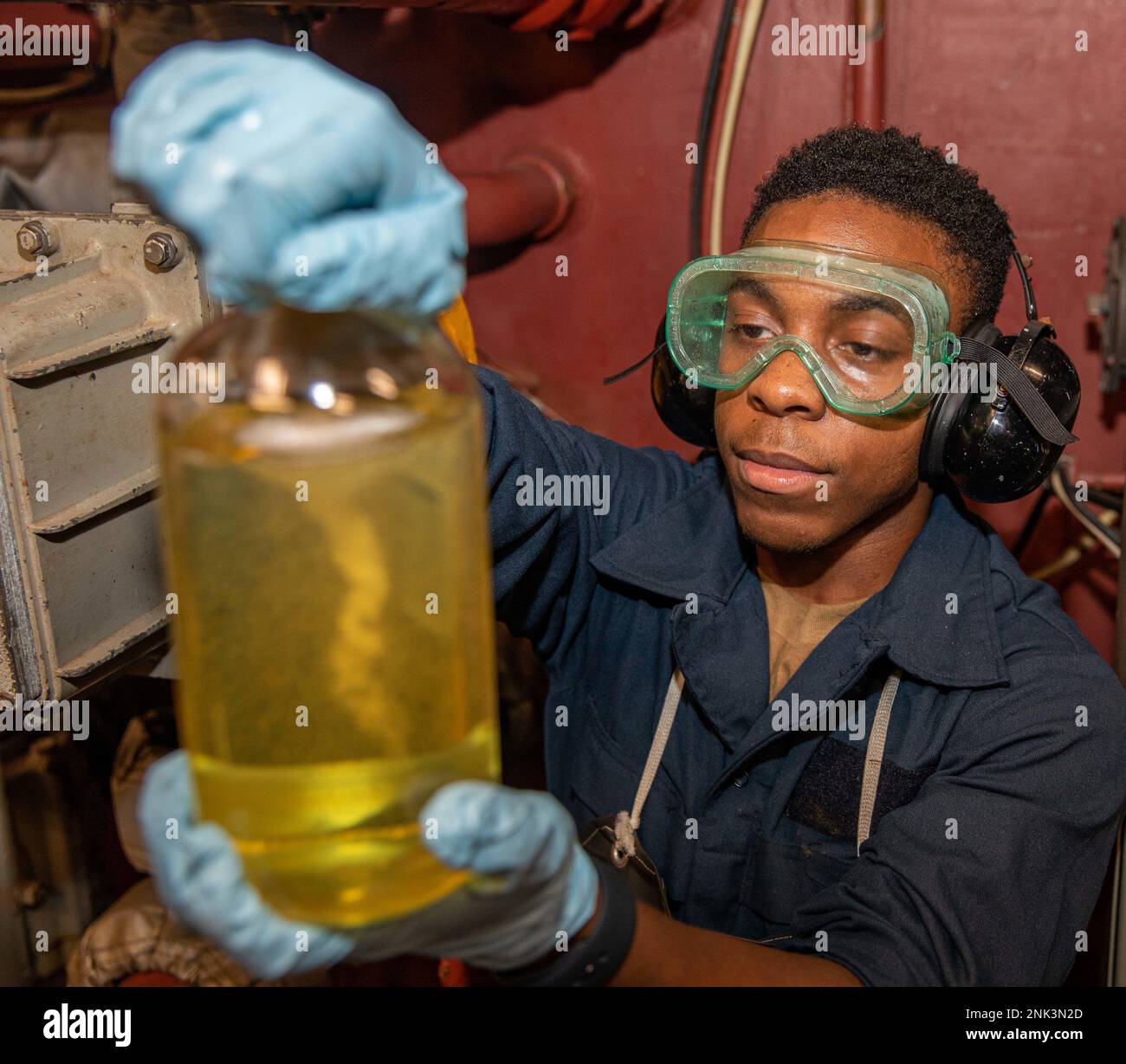 PHILIPPINE SEA (11. August 2022) Feuerwehrmann Raymond Smith aus Pittsboro, North Carolina, inspiziert während des Trainings an Bord des Ticonderoga-Klasse-Guided-Raketen-Cruisers USS Chancellorsville (CG 62) während Routineeinsätzen im Südchinesischen Meer am 11. August 2022 eine Heizölprobe. Chancellorsville ist zur Unterstützung der Sicherheit und Stabilität im Indo-Pazifik-Raum in die US-7.-Flotte entsandt und wird dem Befehlshaber der Task Force 70 zugewiesen, einer kampfbereiten Truppe, die die kollektiven maritimen Interessen ihrer Verbündeten und Partner in der Region schützt und verteidigt. Stockfoto