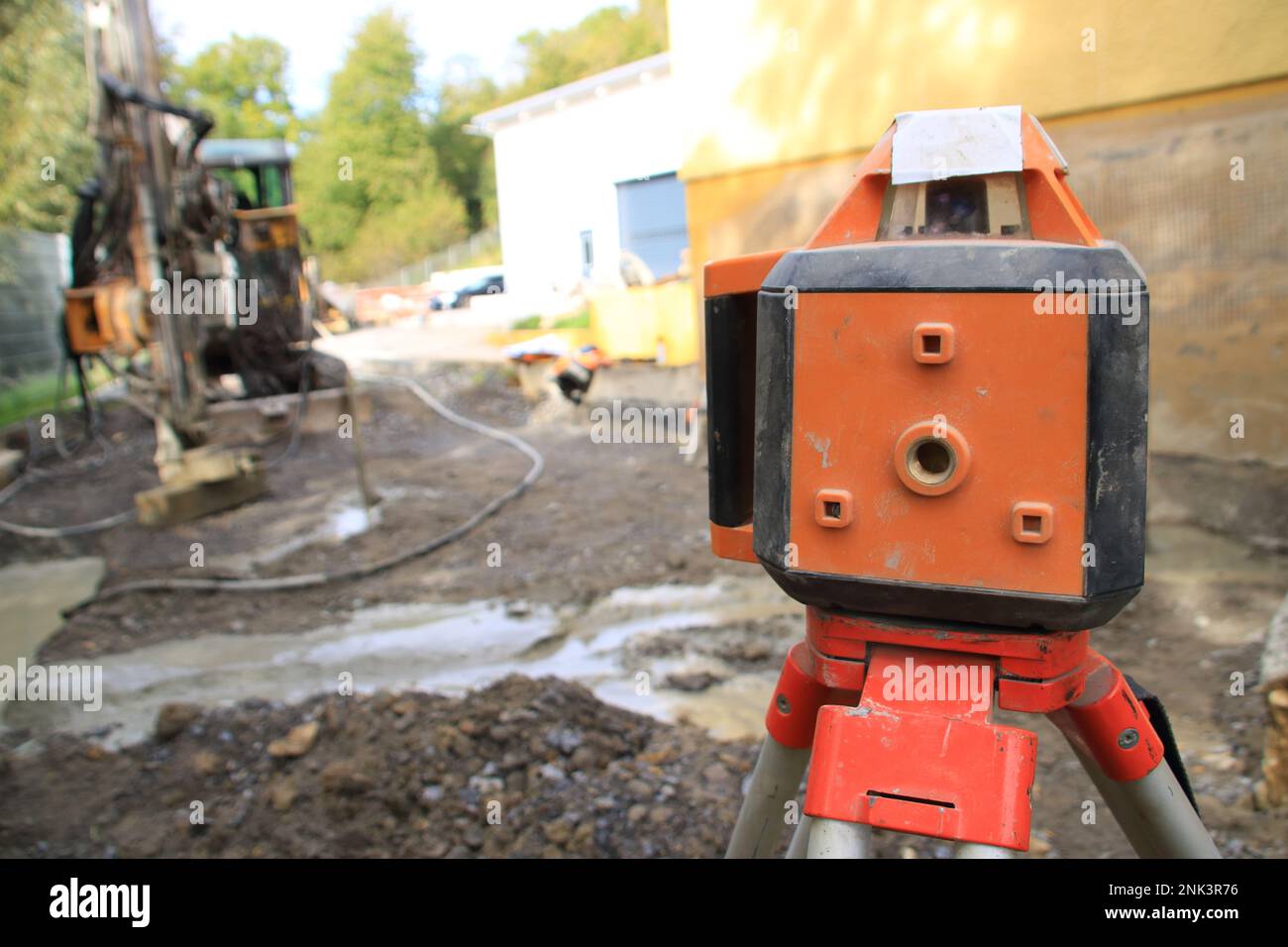 Vermessungscomputer auf einer Baustelle Stockfoto