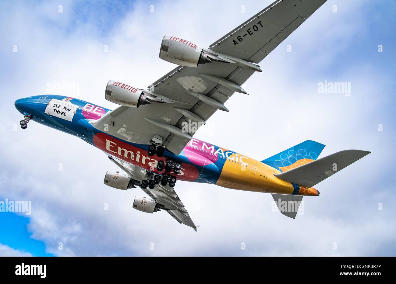 Heathrow, London - Februar 20. 2023: Emirates A380 Destination Dubai Livery Landing Heathrow Airport Stockfoto