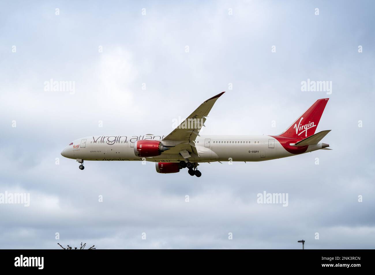 Heathrow, London - Februar 20. 2023: Virgin Atlantic Final Approach Landing Heathrow Airport Stockfoto