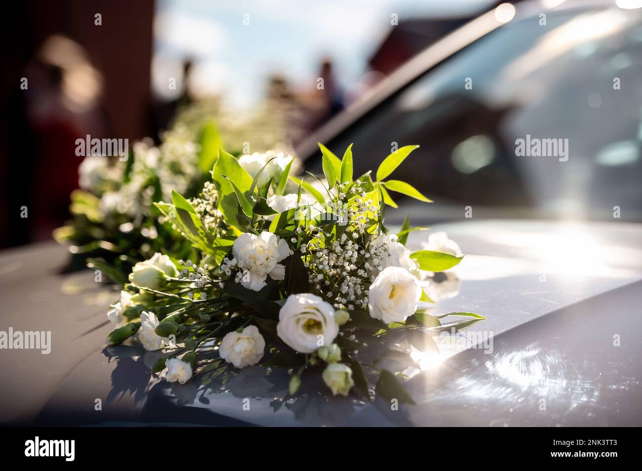 Bridal bouquet on wedding car -Fotos und -Bildmaterial in hoher