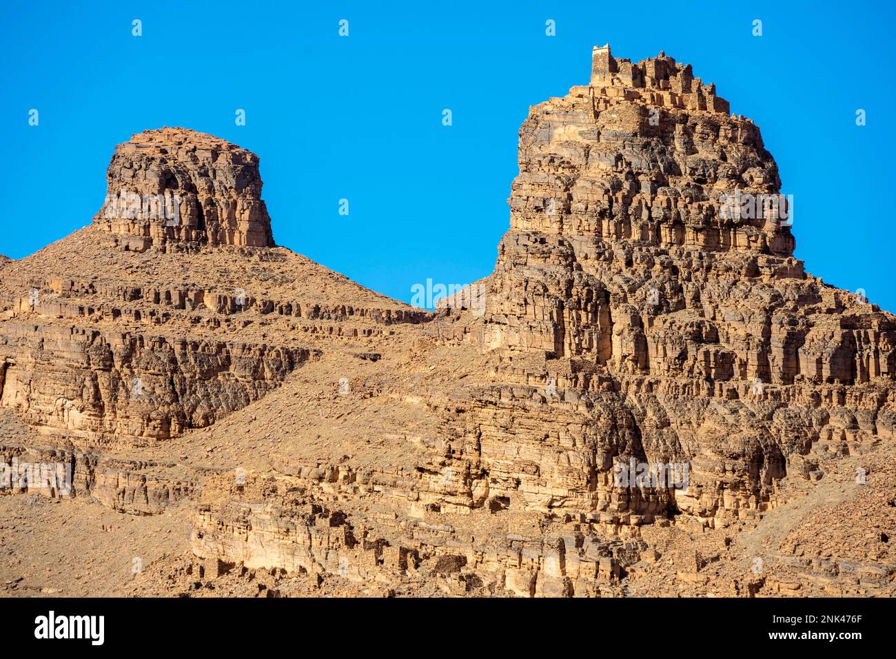 Afrika, Marokko, Südmarokko, Oase Tadakoust, nördlich der Stadt Tata. Agadir auf einem Felsturm. Stockfoto