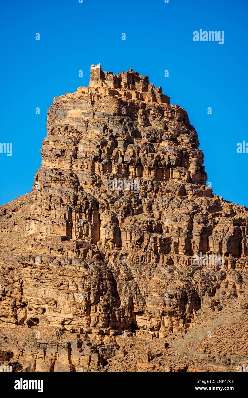 Afrika, Marokko, Südmarokko, Oase Tadakoust, nördlich der Stadt Tata. Agadir auf einem Felsturm. Stockfoto