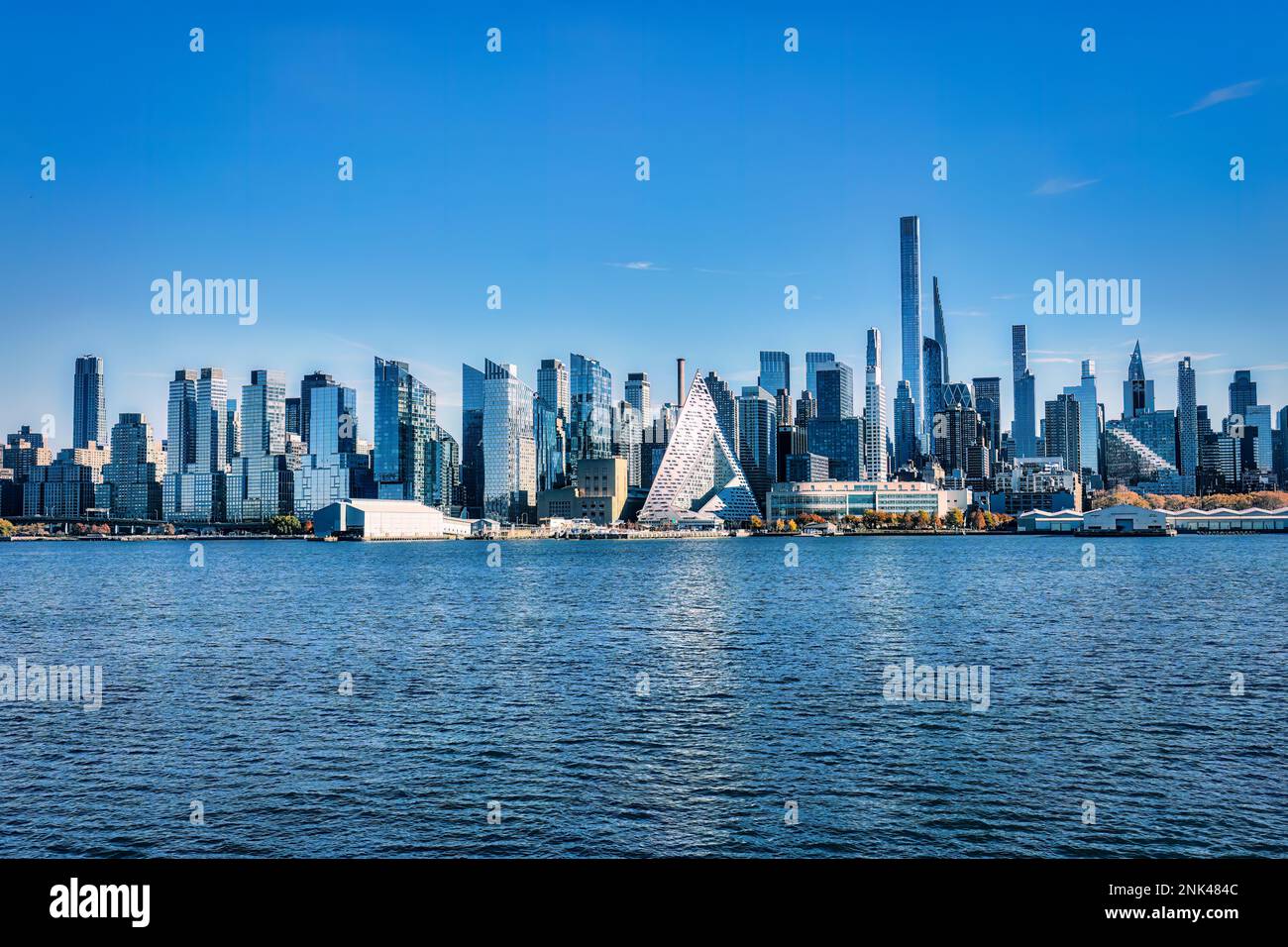 Malerischer Blick auf die Skyline von New York Manhattan vom anderen Ufer des Hudson River in Edgewater, New Jersey Stockfoto