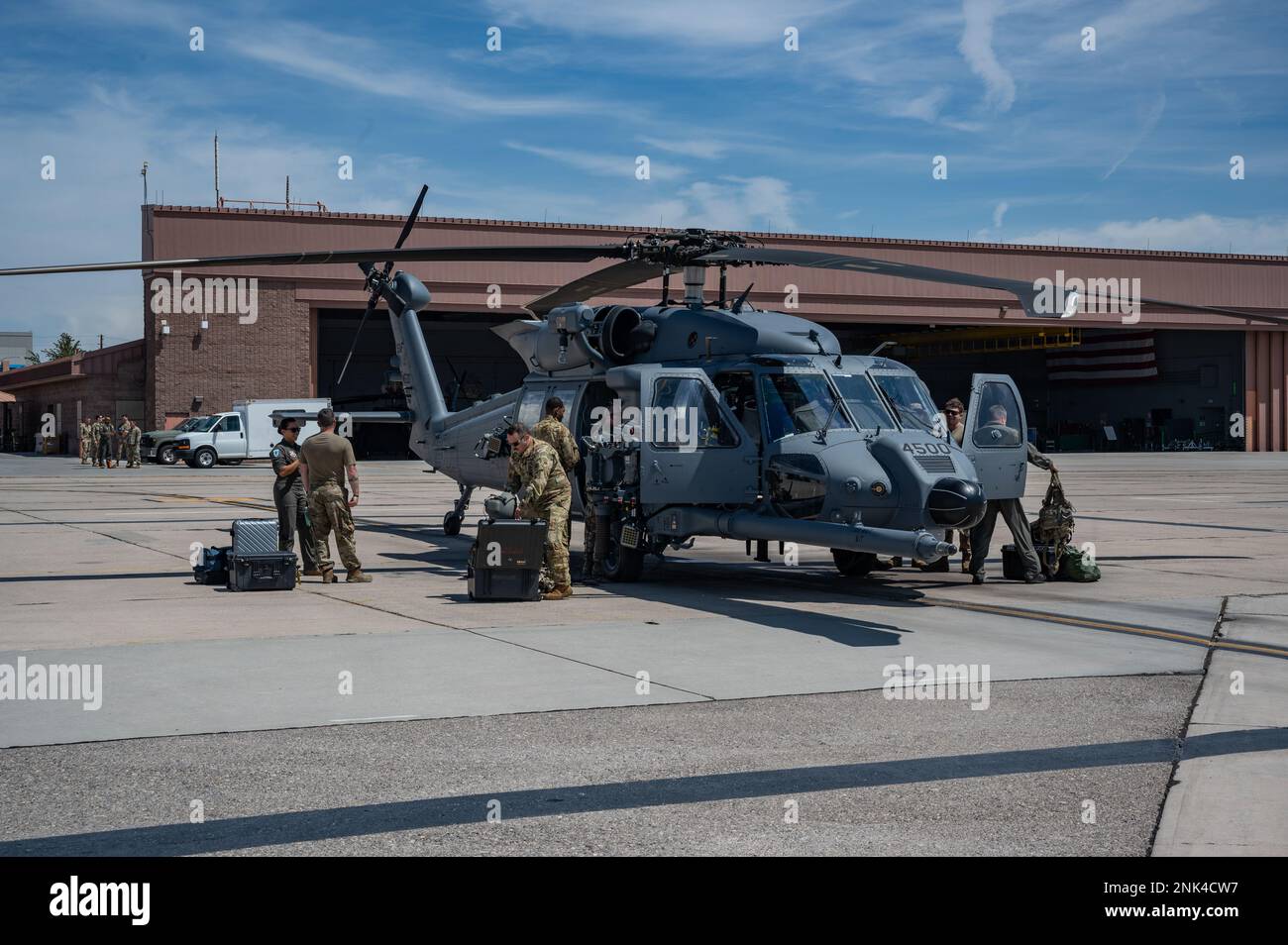 Flieger der 66th Rescue Generation Squadron/Rescue Squadron begrüßen eine HH-60W am 11. August 2022 auf der Nellis Air Force Base, Nevada. Der HH-60W ist das neue Modell eines Hubschraubers, das von der Luftwaffe beschafft wurde, um den HH-60G zu ersetzen, der als Hauptfahrzeug für Kampfeinsätze, zivile SAR-Anfragen und andere Unterstützungsmaßnahmen auf der ganzen Welt diente. AIR FORCE, Air Combat Command, Combat Search and Rescue, Jolly Green II, Nellis AFB, Stockfoto