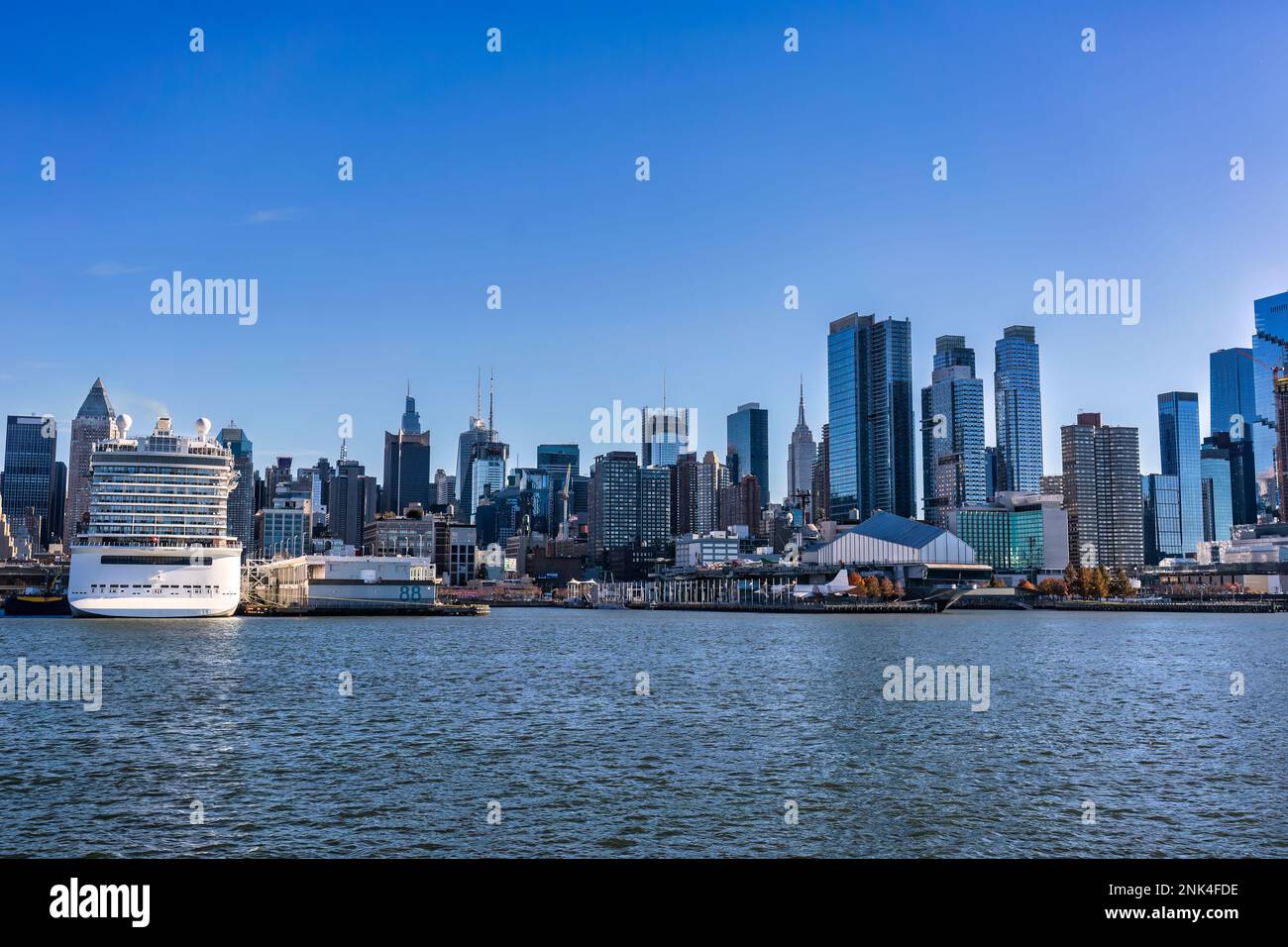 Malerischer Blick auf die Skyline von New York Manhattan vom anderen Ufer des Hudson River in Edgewater, New Jersey Stockfoto