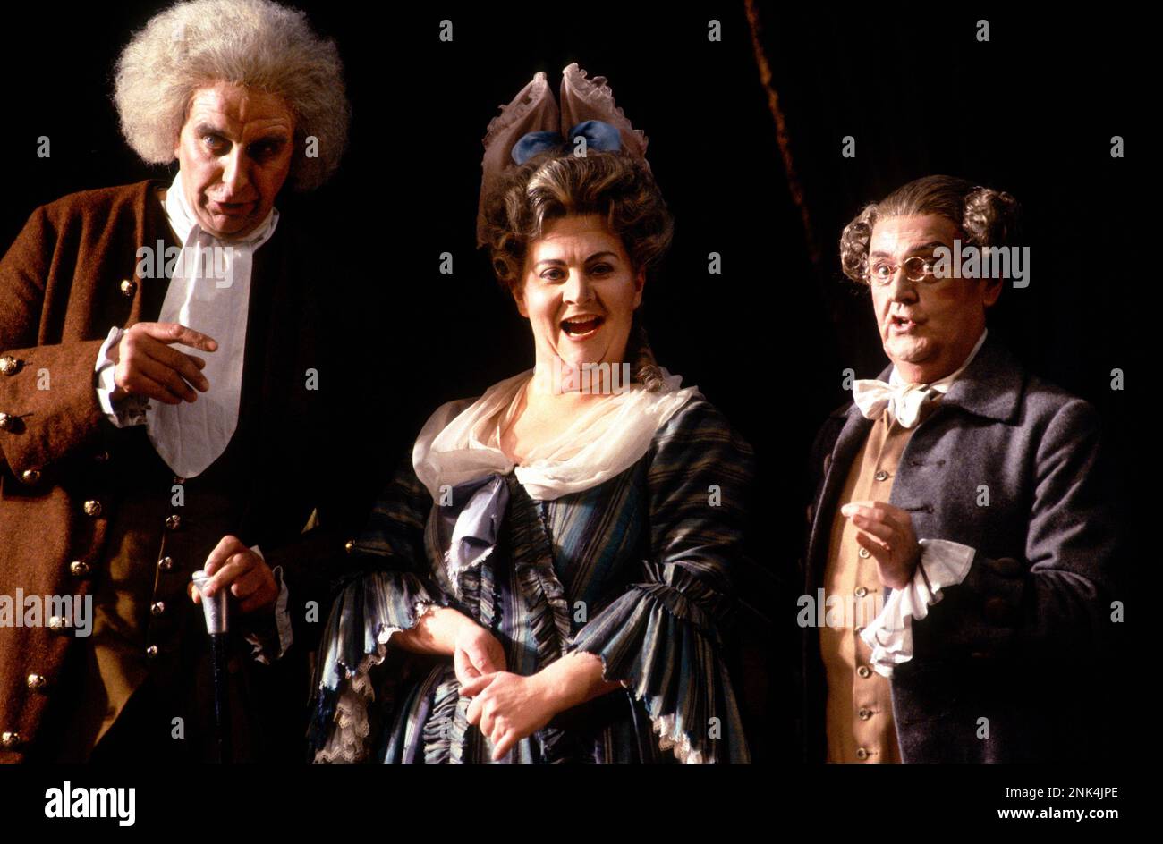 l-r: Richard Angas (Doctor Bartolo), Anne Collins (Marcellina), John Fryatt (Don Basilio) in DER EHE DES FIGARO an der englischen Nationaloper (ENO), London Coliseum, London WC2 05/1990 Musik: Wolfgang Amadeus Mozart libretto: Lorenzo da Ponte englische Version von Edward J Dent Dirigent über Michael Lloytsset: Michael Rostset Rosemary Vercoe Beleuchtung: David Hersey & Paul Taylor Choreographer: Terry John Bates ursprünglicher Regisseur: Jonathan Miller Revival Director: Rebecca Meitlis Stockfoto