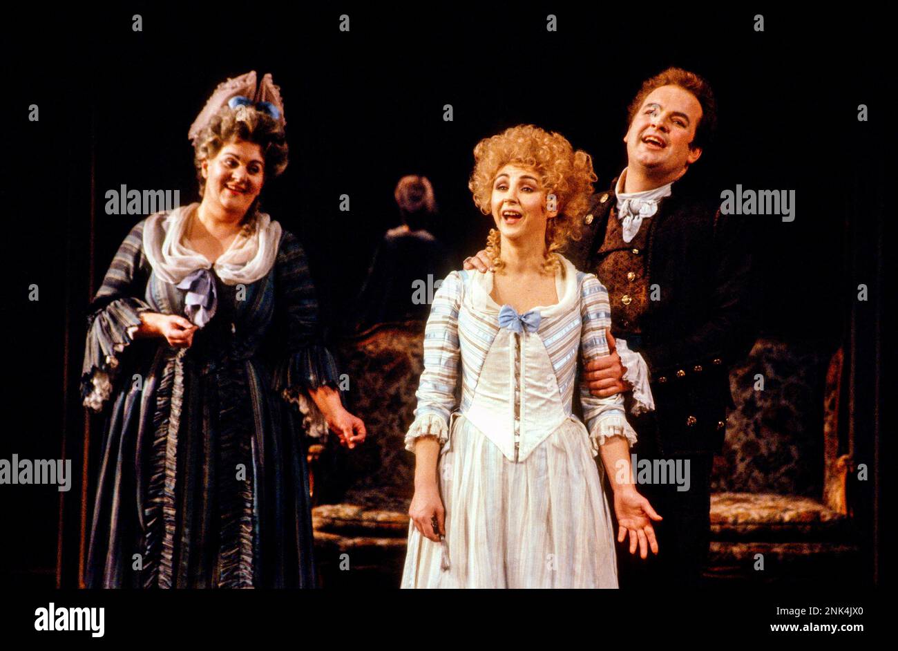 l-r: Anne Collins (Marcellina), Lesley Garrett (Susanna), Gregory Jurisich (Figaro) in DER EHE VON FIGARO an der englischen Nationaloper (ENO), London Coliseum, London WC2 05/1990 Musik: Wolfgang Amadeus Mozart libretto: Lorenzo da Ponte Englische Version von Edward J Dent Dirigent: Patrick Robercotsset Beleuchtung: Michael Vercotsset. David Hersey & Paul Taylor Choreograph: Terry John Bates ursprünglicher Regisseur: Jonathan Miller Revival Director: Rebecca Meitlis Stockfoto