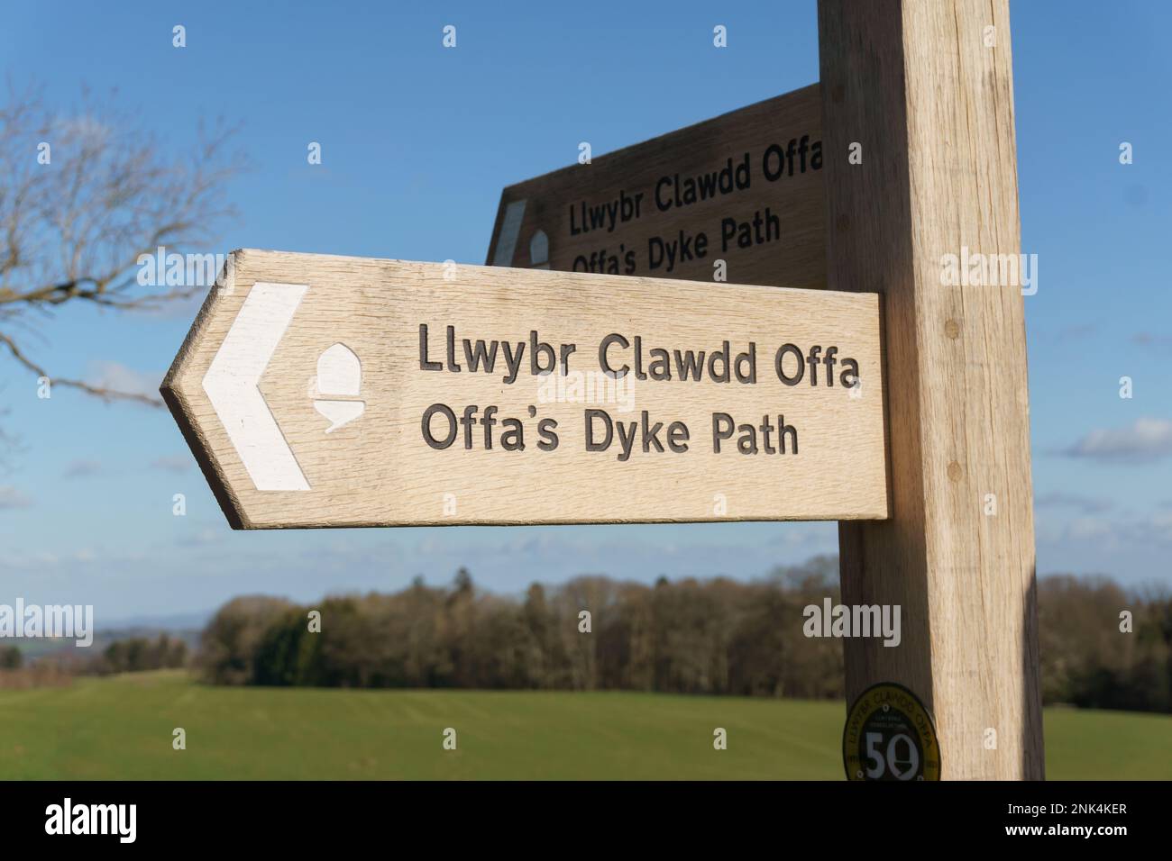 Offa's Dyke öffentlicher Fußweg Schild in englischer und walisischer Sprache in Chirk Wales ein 177 Meilen langer Wanderweg in Großbritannien Stockfoto