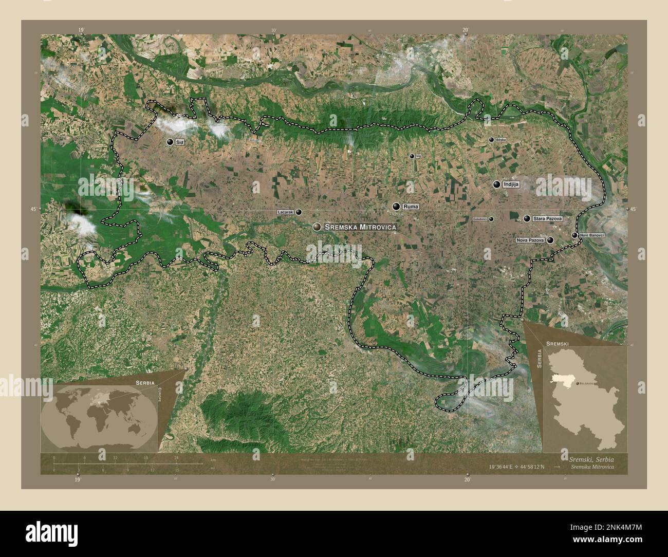 Sremski, Bezirk Serbien. Hochauflösende Satellitenkarte. Standorte und Namen der wichtigsten Städte der Region. Eckkarten für zusätzliche Standorte Stockfoto