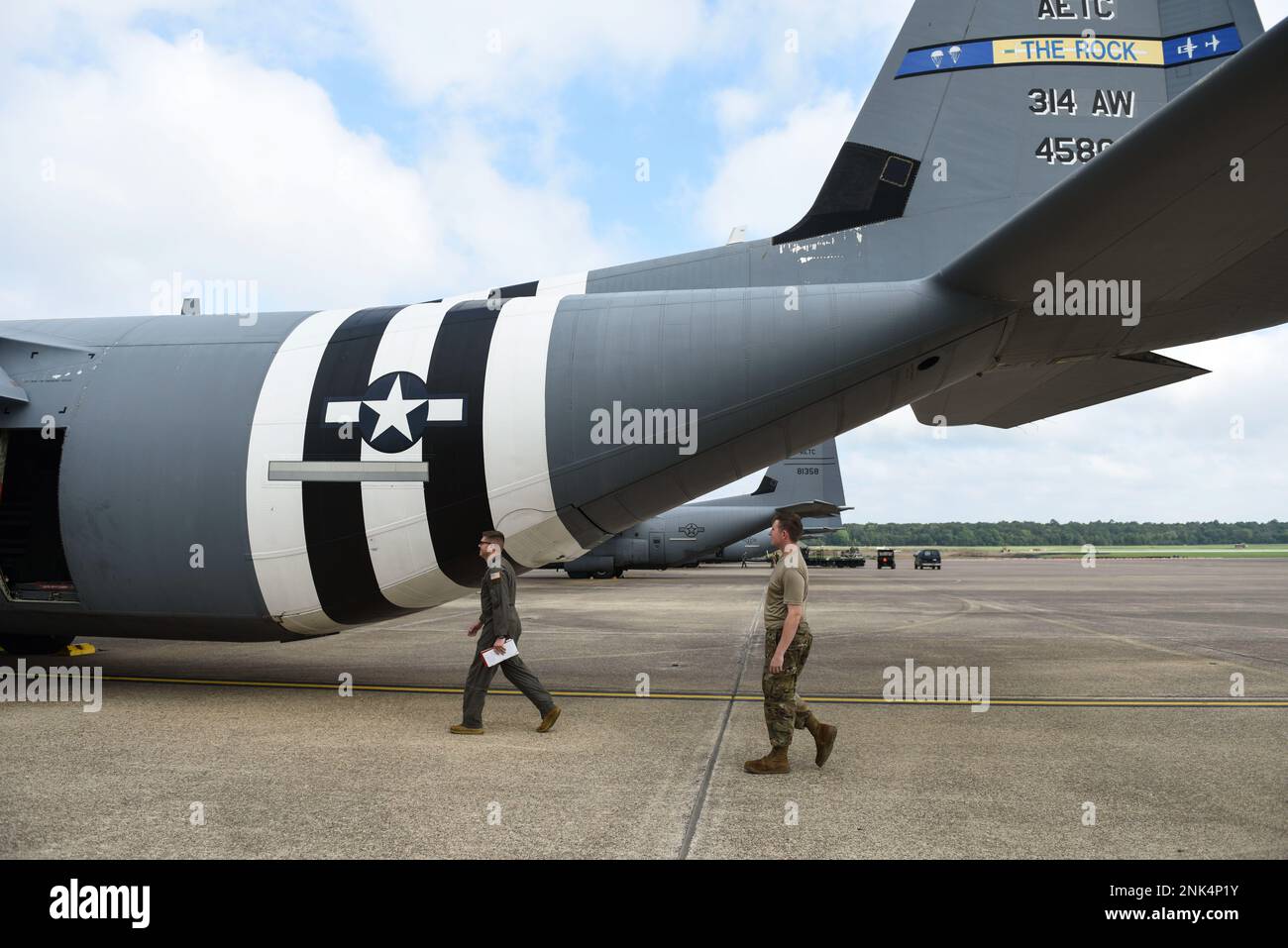 Tech. Sgt. Noah Polcar, ein 154.-Schulungsschwadron, Laderautsprecher, inspiziert die Außenseite einer C-130J, die der 62. Luftaufstandsschwadron am 11. August 2022 in Little Rock AFB, Arche, zugeteilt wurde. Als Ladermeister eines J-Modellflugzeugs hat Polcar zusätzliche Verantwortlichkeiten, die seine Aufmerksamkeit vor dem Flug erfordern. Stockfoto