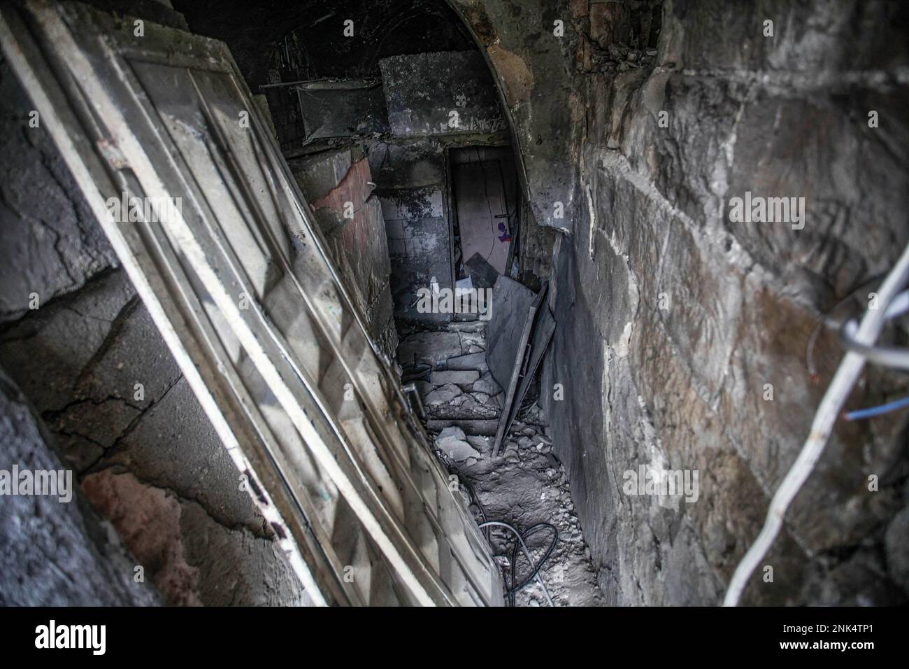 Allgemeiner Überblick über den zerstörten Unterschlupf, in dem militante Palästinenser aus der Löwenhöhle während des Überfalls auf die Stadt im besetzten Westjordanland durch israelische Armeekugeln getötet wurden. Die israelischen Streitkräfte haben die Stadt Nablus überfallen und ein Unterschlupf für die Höhle der palästinensischen Löwen gestürmt, sie haben sie zerstört und 4 Menschen getötet, was zu Zusammenstößen zwischen der israelischen Armee und palästinensischen Jugendlichen führte, wobei während der Zusammenstöße 6 Zivilisten getötet wurden. (Foto von Nasser Ishtayeh / SOPA Images/Sipa USA) Stockfoto