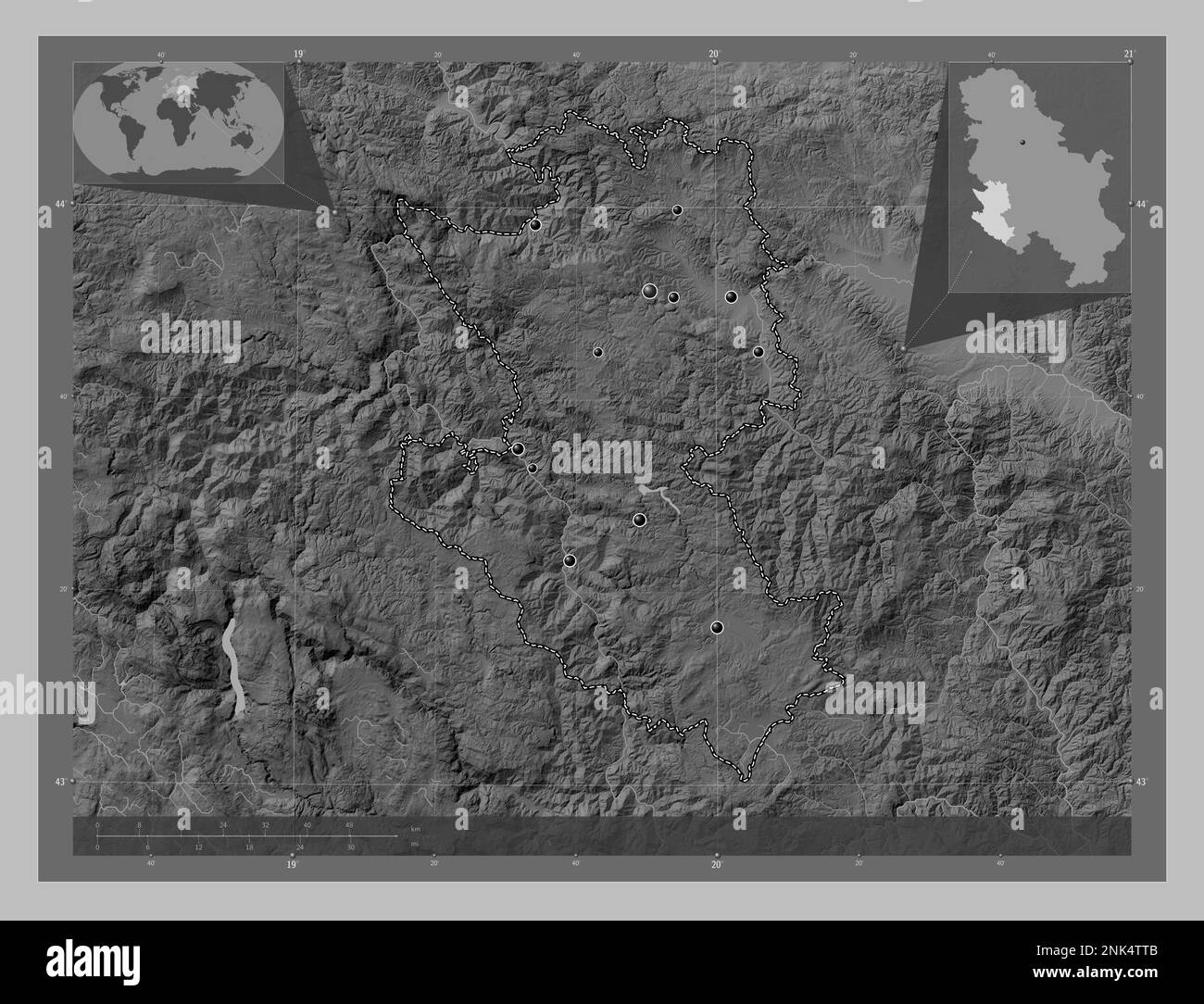 Zlatiborski, Bezirk Serbien. Grauskala-Höhenkarte mit Seen und Flüssen. Standorte der wichtigsten Städte der Region. Lageplan für Corner Auxiliary Stockfoto