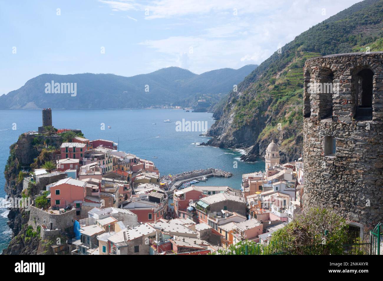 Blick von der Festung bis zur Festung über Vernazza vom Azure Trail in Cinque Terre, La Spezia, Ligurien, Italien Stockfoto