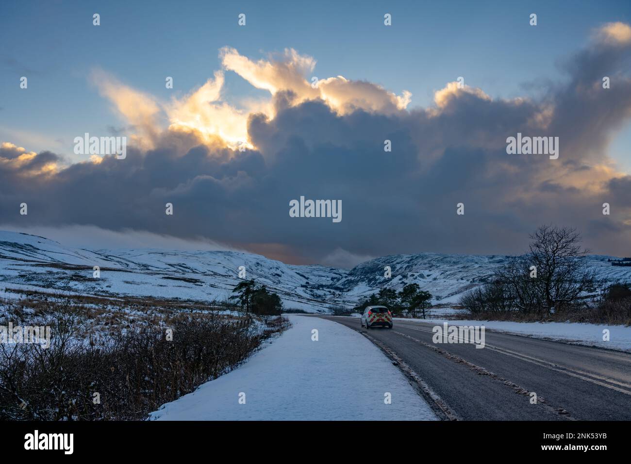 Auf der A4212 und dem Afon Prysor Valley in Nordwales mit Schneebedeckung auf den Feldern und Bäumen Stockfoto