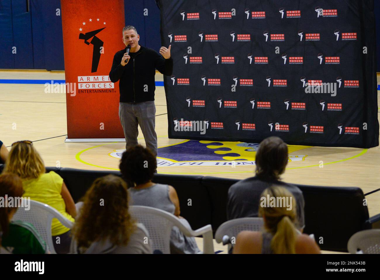 Mike Vechione, Komiker, erzählt Witze während einer Comedy-Show auf dem Luftwaffenstützpunkt Aviano, Italien, 11. August 2022. Vechione ist mit Armed Forces Entertainment durch ganz Europa gereist, was die Moral der Mitglieder des Dienstes erhöht hat. AFE ist die ausländische Unterhaltungsagentur des US-Verteidigungsministeriums für Mitglieder des Dienstes. Stockfoto