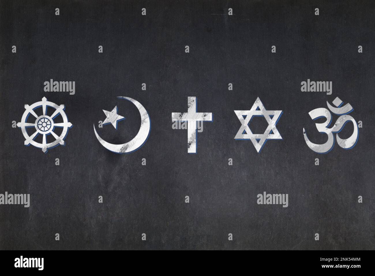 Tafel mit den Symbolen der fünf wichtigsten Religionen (Buddhismus, Islam, Christentum, Judentum und Hinduismus) in der Mitte. Stockfoto