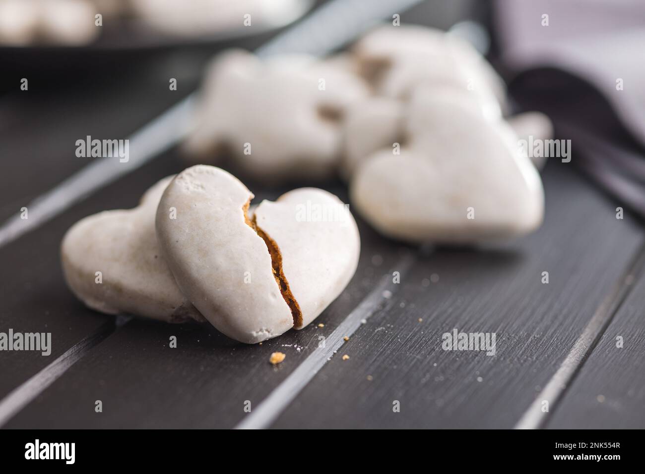 Lebkekse mit Zuckerzusatz auf dem schwarzen Tisch. Stockfoto