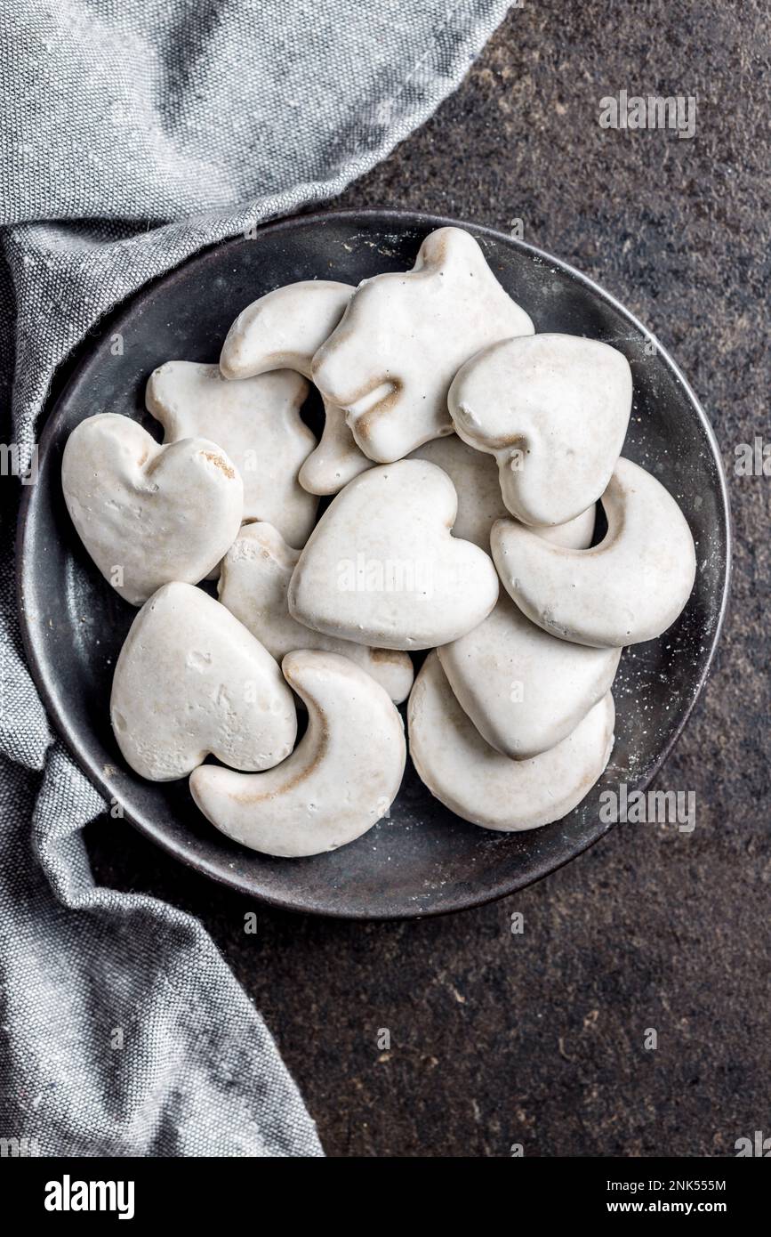 Lebkekse mit Zuckerzusatz auf dem Teller. Draufsicht. Stockfoto