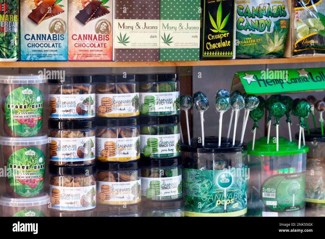 Amsterdam, Niederlande - August 27 2017: Vielfalt an Cannabisprodukten in einer Vitrine in einem Café in Amsterdam. Stockfoto