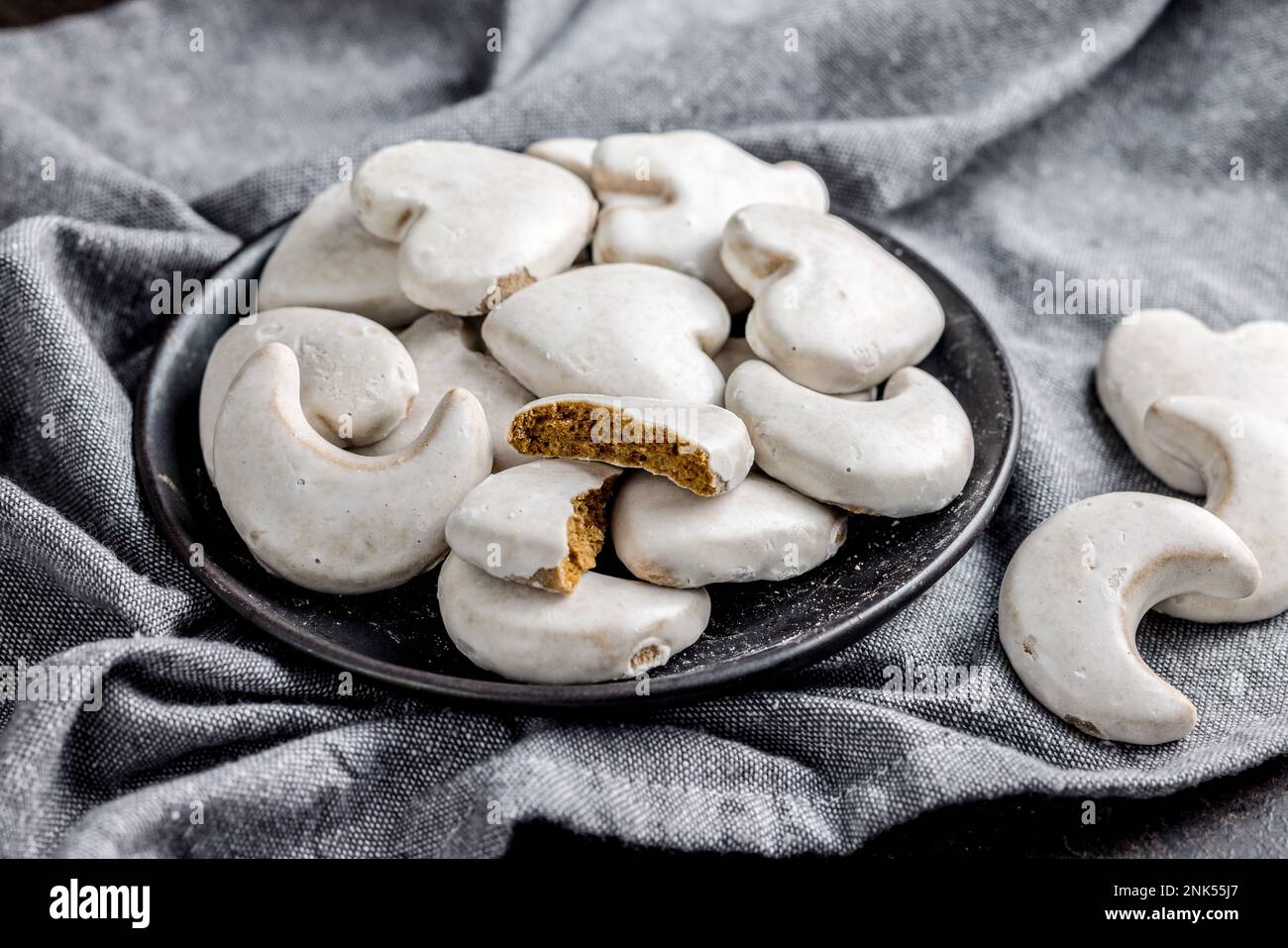 Lebkekse mit Zuckerzusatz auf dem Teller. Stockfoto