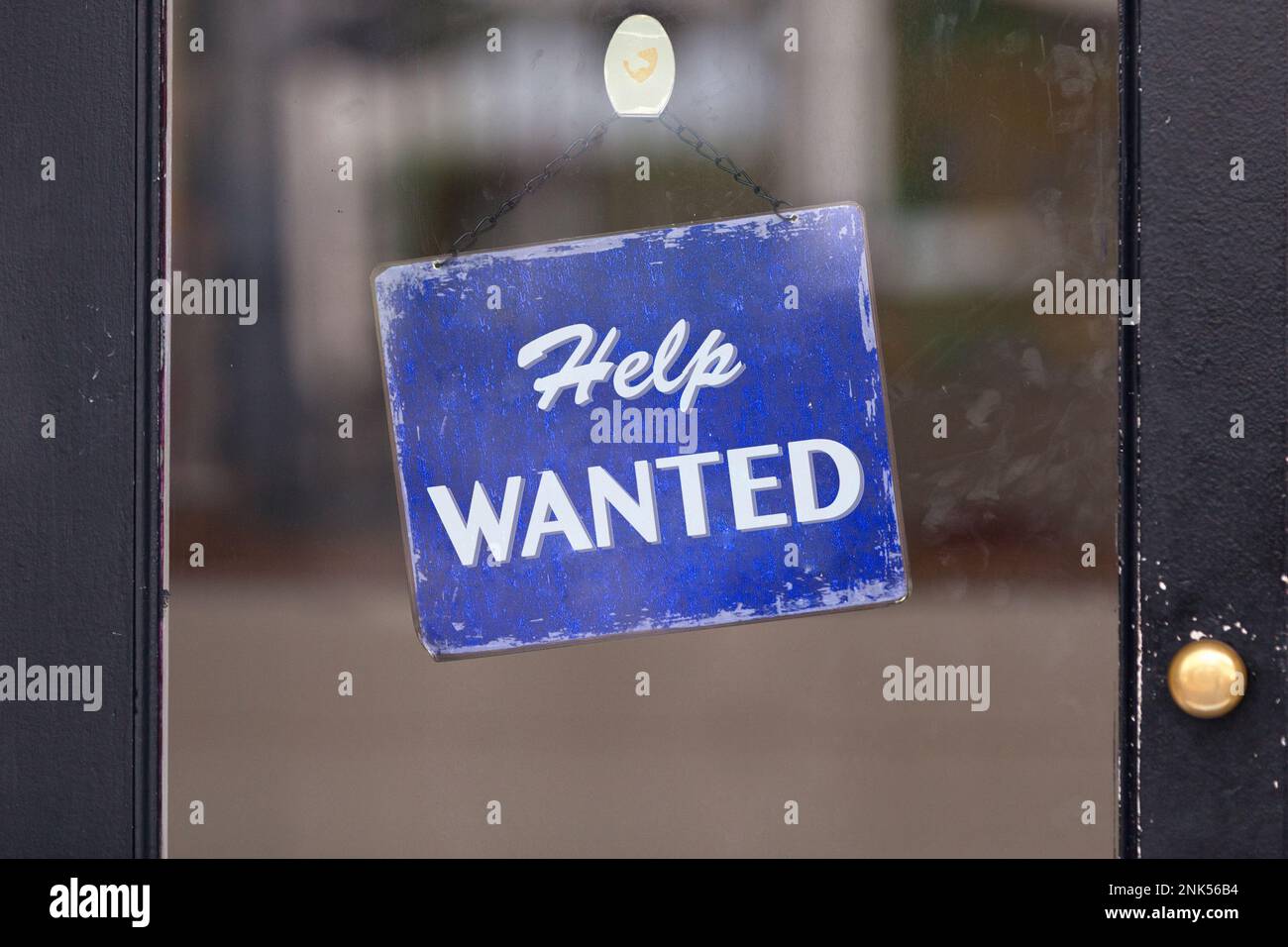 Geschlossen auf einem blauen Schild mit der Aufschrift: Hilfe gesucht. Stockfoto