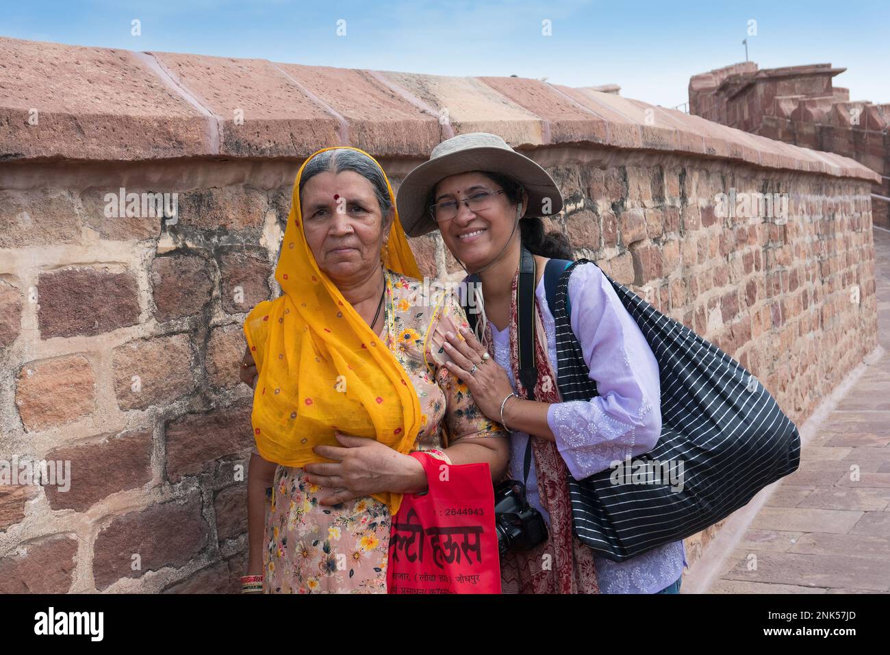 Jodhpur, Rajasthan, Indien - 17. Oktober 2019 : Happy Indian Modern female solo traveller posieren mit traditionell gekleideter alter Rajasthani-Frau. Stockfoto