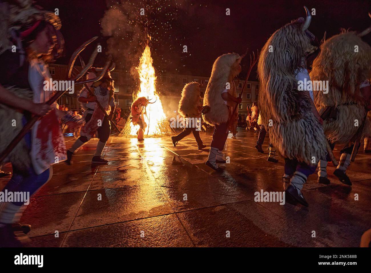 Die Momotxorros tanzen um das Feuer während des akelarre (nächtliches Treffen der Hexen) während des Karnevals von Alsasua. Der Karneval umfasst den Momotxorro, einen Charakter unbekannter Herkunft, halb Mensch und halb Stier, der Angst macht und jeden angreift, der ihm im Weg steht. (Foto: Elsa A Bravo / SOPA Images/Sipa USA) Stockfoto