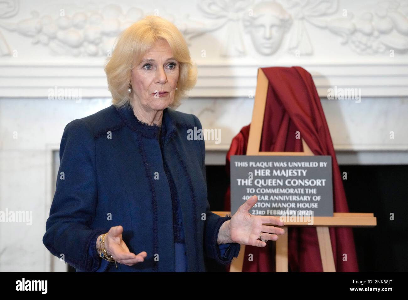 Die königliche Gemahlin spricht, nachdem sie bei ihrem Besuch eine Tafel enthüllt hat, um das neu renovierte Boston Manor in Brentford, West London, offiziell wieder zu eröffnen, während es sein 400. Jubiläum feiert. Das Jakobinehaus wird bald für die Öffentlichkeit geöffnet sein und bietet ein Lernzentrum für Kinder mit mehr als 150 Freiwilligen, das sicherstellt, dass das Haus sechs Tage die Woche geöffnet bleiben kann. Foto: Donnerstag, 23. Februar 2023. Stockfoto