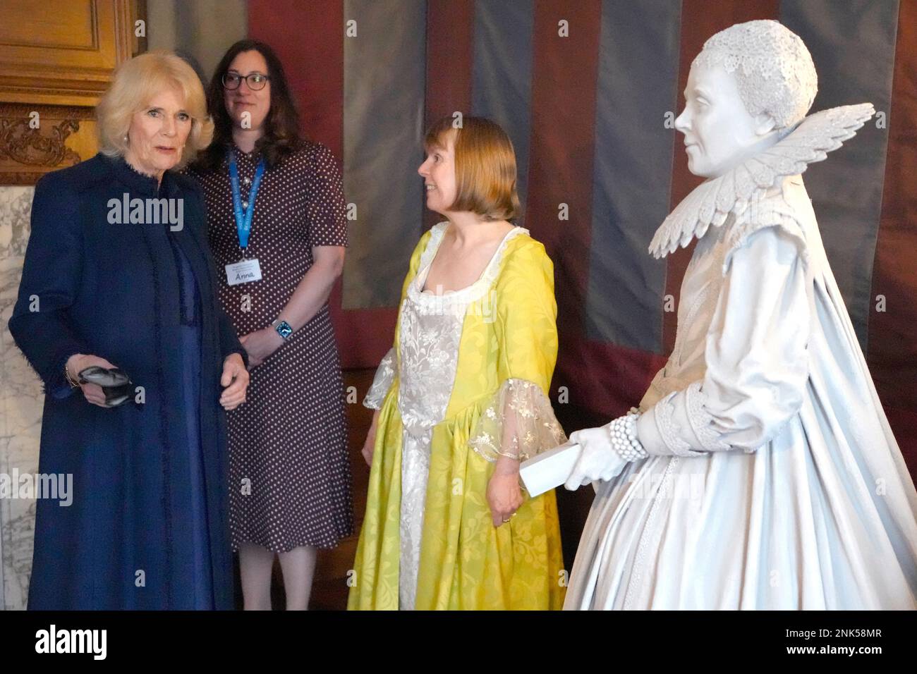 Die Queen Consort bewundert eine Statue von Lady Mary Reade während eines Besuchs zur offiziellen Wiedereröffnung des neu renovierten Boston Manor in Brentford, West London, während es sein 400.-jähriges Jubiläum feiert. Das Jakobinehaus wird bald für die Öffentlichkeit geöffnet sein und bietet ein Lernzentrum für Kinder mit mehr als 150 Freiwilligen, das sicherstellt, dass das Haus sechs Tage die Woche geöffnet bleiben kann. Foto: Donnerstag, 23. Februar 2023. Stockfoto