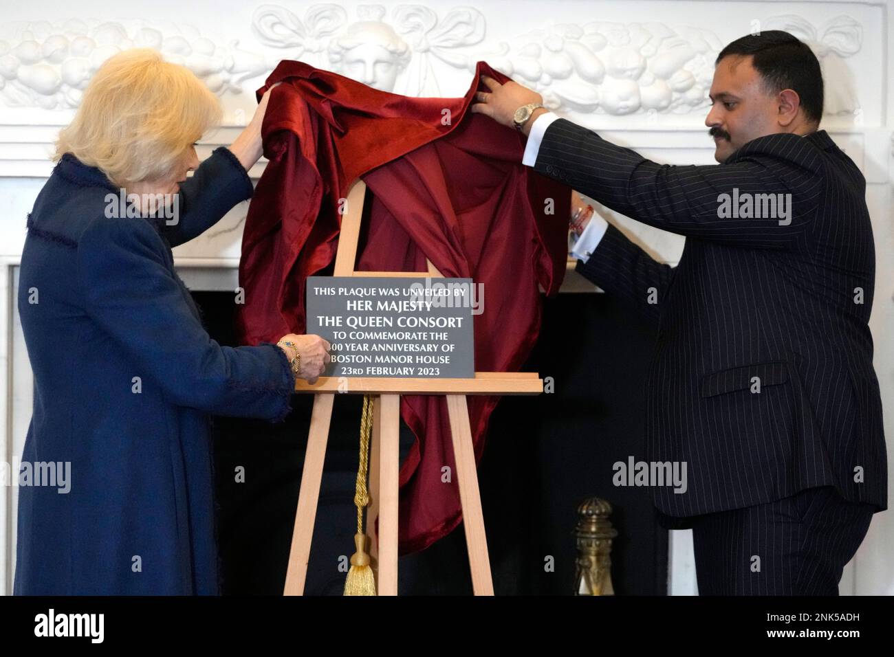 Die Queen Consort enthüllt eine Gedenktafel mit Stadtrat Shantanu Rajawat, dem Leiter des Hounslow Council, bei einem Besuch, um das neu renovierte Boston Manor in Brentford, West London, offiziell wieder zu eröffnen, während es sein 400.-jähriges Jubiläum feiert. Das Jakobinehaus wird bald für die Öffentlichkeit geöffnet sein und bietet ein Lernzentrum für Kinder mit mehr als 150 Freiwilligen, das sicherstellt, dass das Haus sechs Tage die Woche geöffnet bleiben kann. Foto: Donnerstag, 23. Februar 2023. Stockfoto