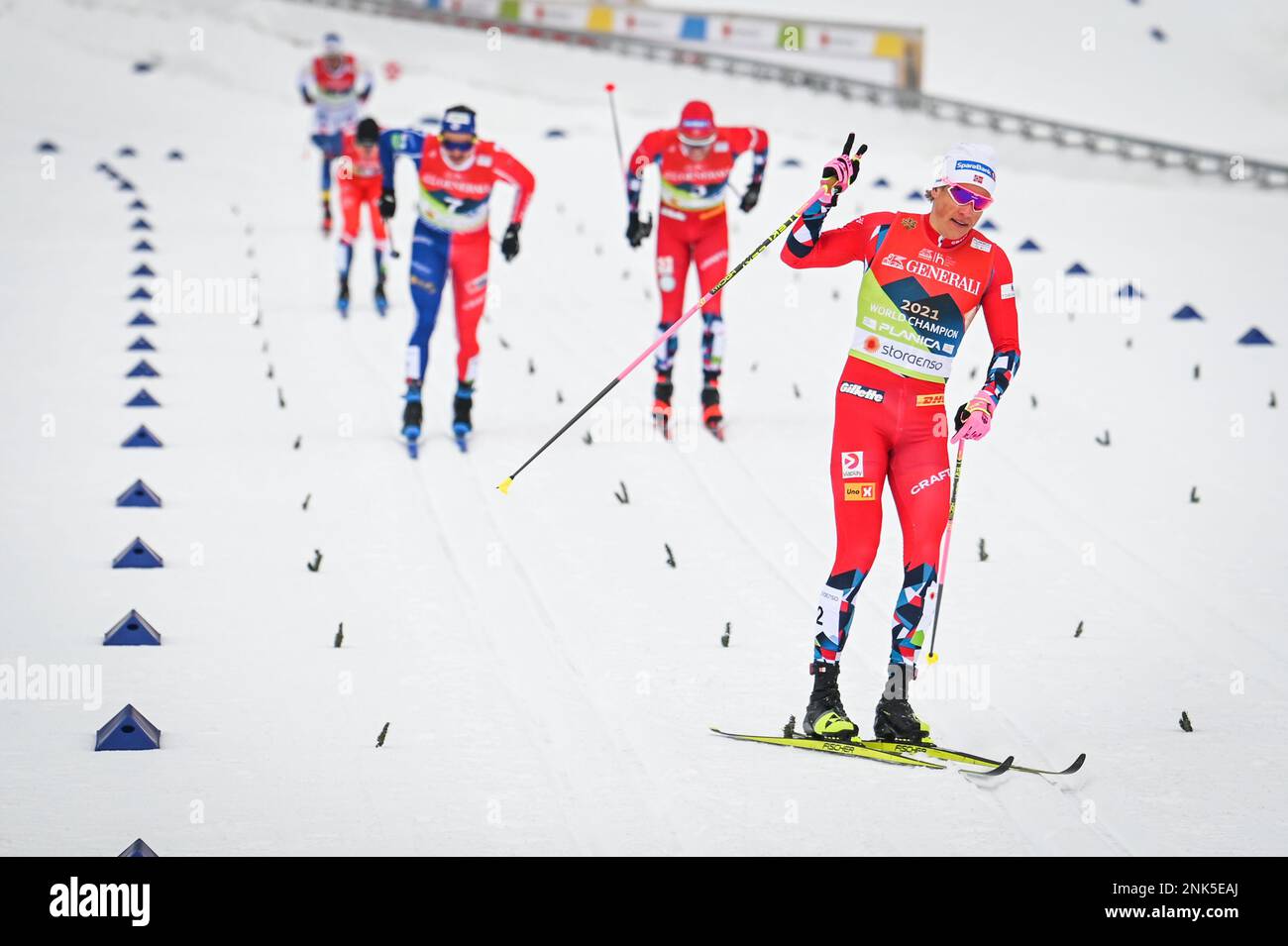 Der norwegische Johannes Hoesflot Klaebo hält einen Finger in der Hand und gewinnt den Sprint bei der FIS Nordic Ski World Championships 2023 in Planica, Slowenien, am 23. Februar 2023. Kredit: John Candler Lazenby/Alamy Live News Stockfoto