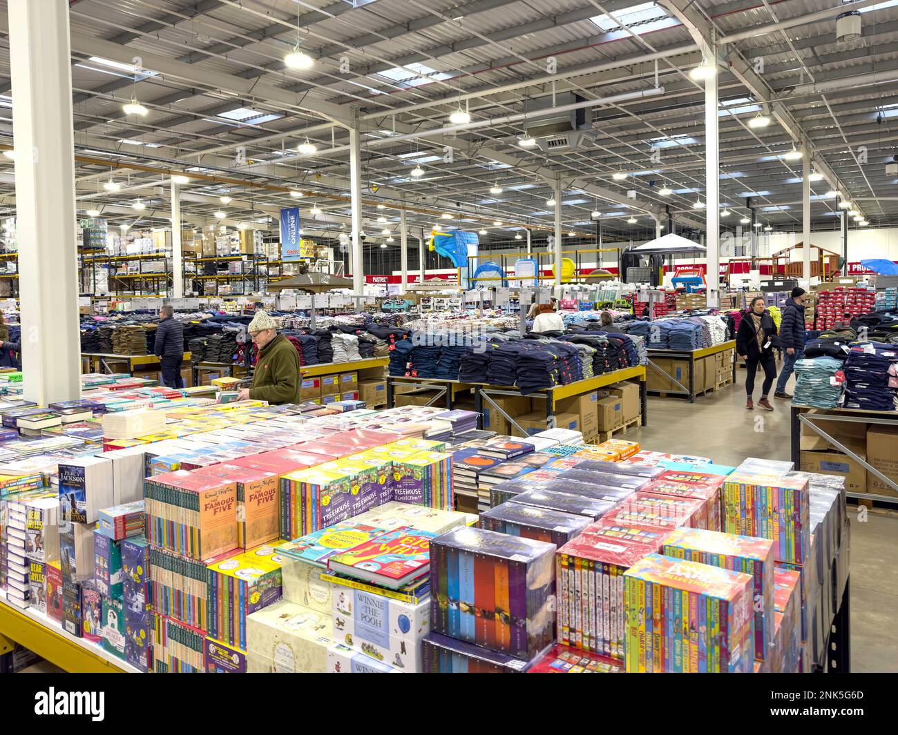 Innere des Costco Wholesale Store, Hanworth Road, Sunbury-on-Thames, Surrey, England, Vereinigtes Königreich Stockfoto