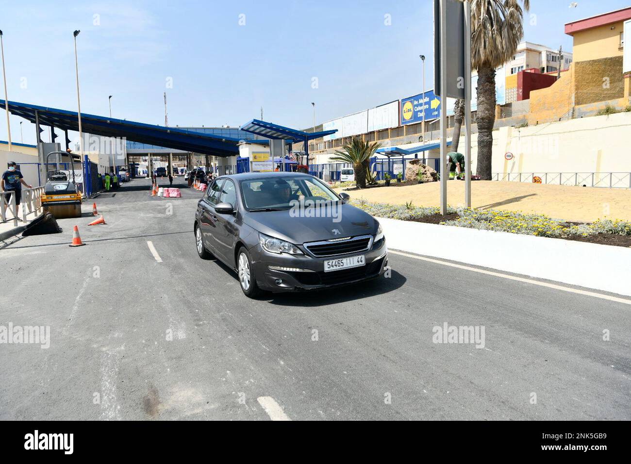 A car at the Tarajal border on May 21, 2022, in Ceuta (Spain). The border has already enabled the two lanes of entry and exit for greater flow of traffic to and from Morocco. In the early afternoon, an increase in the number of people trying to cross to the neighboring country coinciding with the weekend has been noticed. Many of these people had not been able to meet their relatives on the other side for more than 2 years. On the other hand, the number of vehicles trying to cross through customs has also multiplied. The Government Delegation in Ceuta reminded yesterday that anyone interested Stockfoto