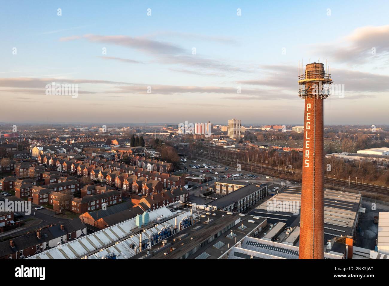 DONCASTER, GROSSBRITANNIEN - 14. FEBRUAR 2023. Ein Luftblick auf die Skyline von Doncaster bei Sonnenuntergang mit dem Kamin der Pegler-Fabrik Stockfoto