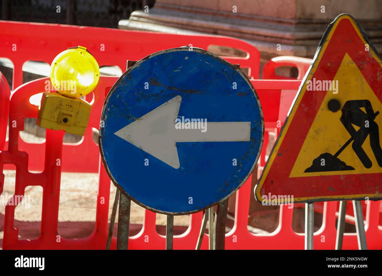 Straßenbaustelle und die Schilder mit dem großen Pfeil und der gelben blinkenden Leuchte Stockfoto
