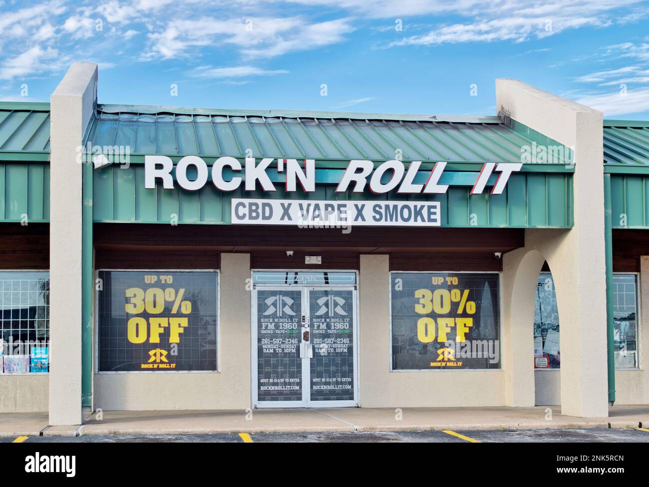 Houston, Texas, USA 02-10-2023: Außenfassade des Rock'n Roll IT-Geschäfts in Houston, TX. Cannabis, Nikotin und Vapperladen. Stockfoto