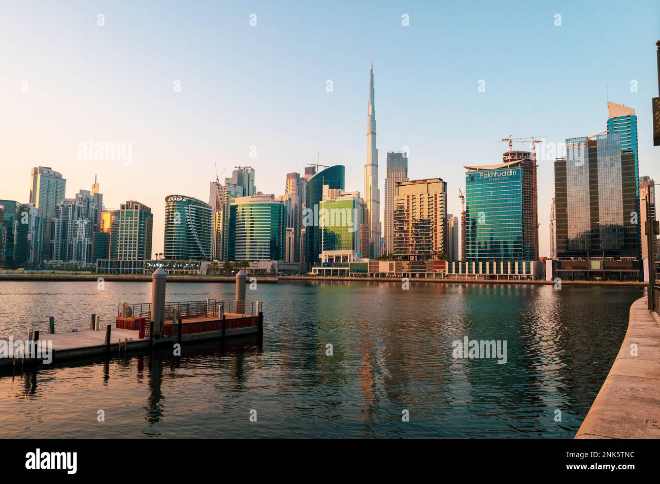 Dubai, Vereinigte Arabische Emirate - 10. September 2022: Die Skyline von Dubai in der belebten Innenstadt, von der Business Bay aus gesehen, umgeben von Wolkenkratzern Stockfoto