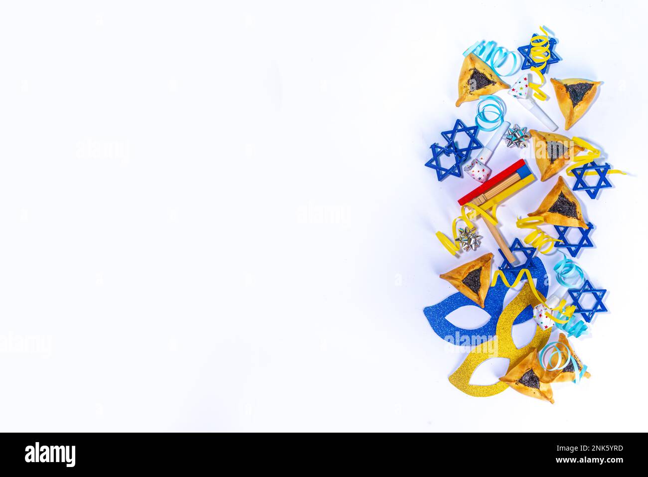 Jüdischer Feiertag Purim Grußkarte Hintergrund, jüdischer Frühlingsbeginn Feiertag Karneval Wohnung mit traditionellen Karnevalsmasken, Rassel, Geschenke und Hamant Stockfoto