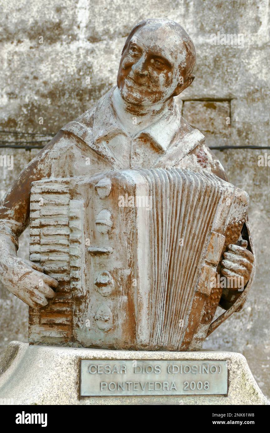 Pontevedra, Spanien - 3. September 2021: Statue des berühmten Musikers Cesar Dios Rodríguez - Diosino in Pontevedra. Stockfoto