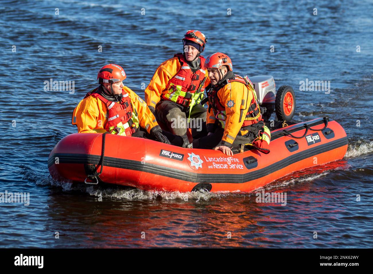Lancashire Fire and Emergency Rescue Team an einem Trainingstag in Maritime Way, Preston Docks. Die Vollzeit-Feuerwehr, die 2 Tage und 2 Nächte pro Woche arbeitet, trainiert und verfeinert ihre Fähigkeiten mit einem Zodiac MILPRO Rib Boot in Preston Docks, Riversway, Großbritannien Stockfoto