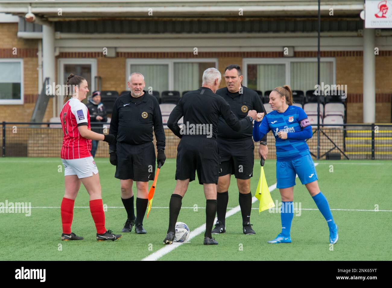 Cirencester, England, 28. November 2021. Vitality Women's FA Cup, zweite Runde, richtiges Spiel zwischen Cheltenham Town Ladies und Southampton Women. Kredit: Stockfoto