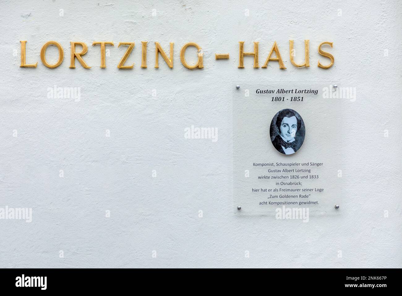 Osnabrueck, Deutschland - 18. Februar 2023: schild Lortzing House für Touristen zeigt den Ort, an dem Gustav Lortzing lebte. Mit einer Erklärung über seinen Wohnort Stockfoto