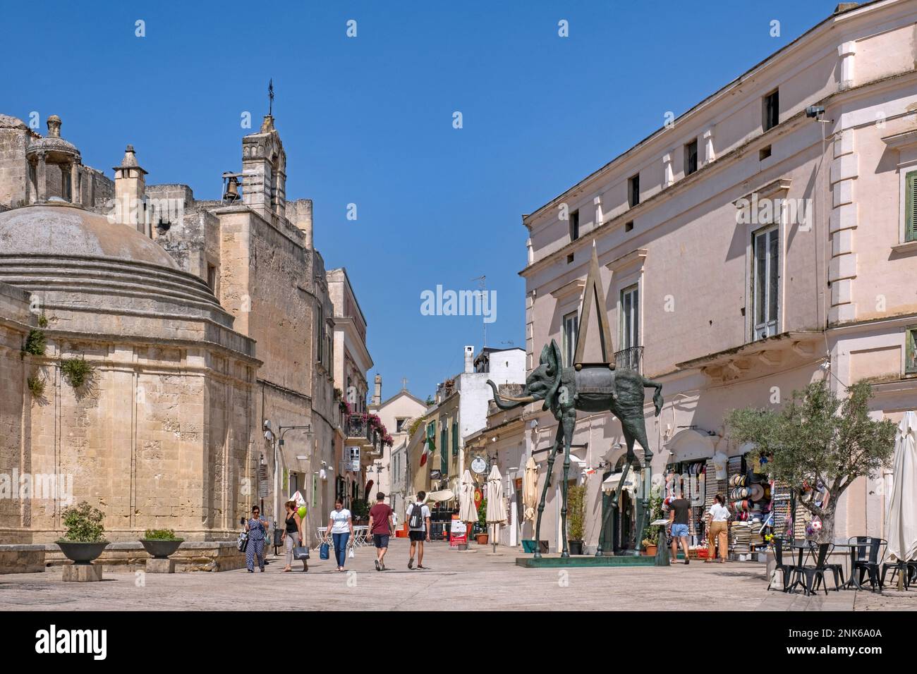 Skulpturen Sie den Weltraumelefant von Salvador Dali im historischen Stadtzentrum von Matera, Hauptstadt in Basilicata, Süditalien Stockfoto