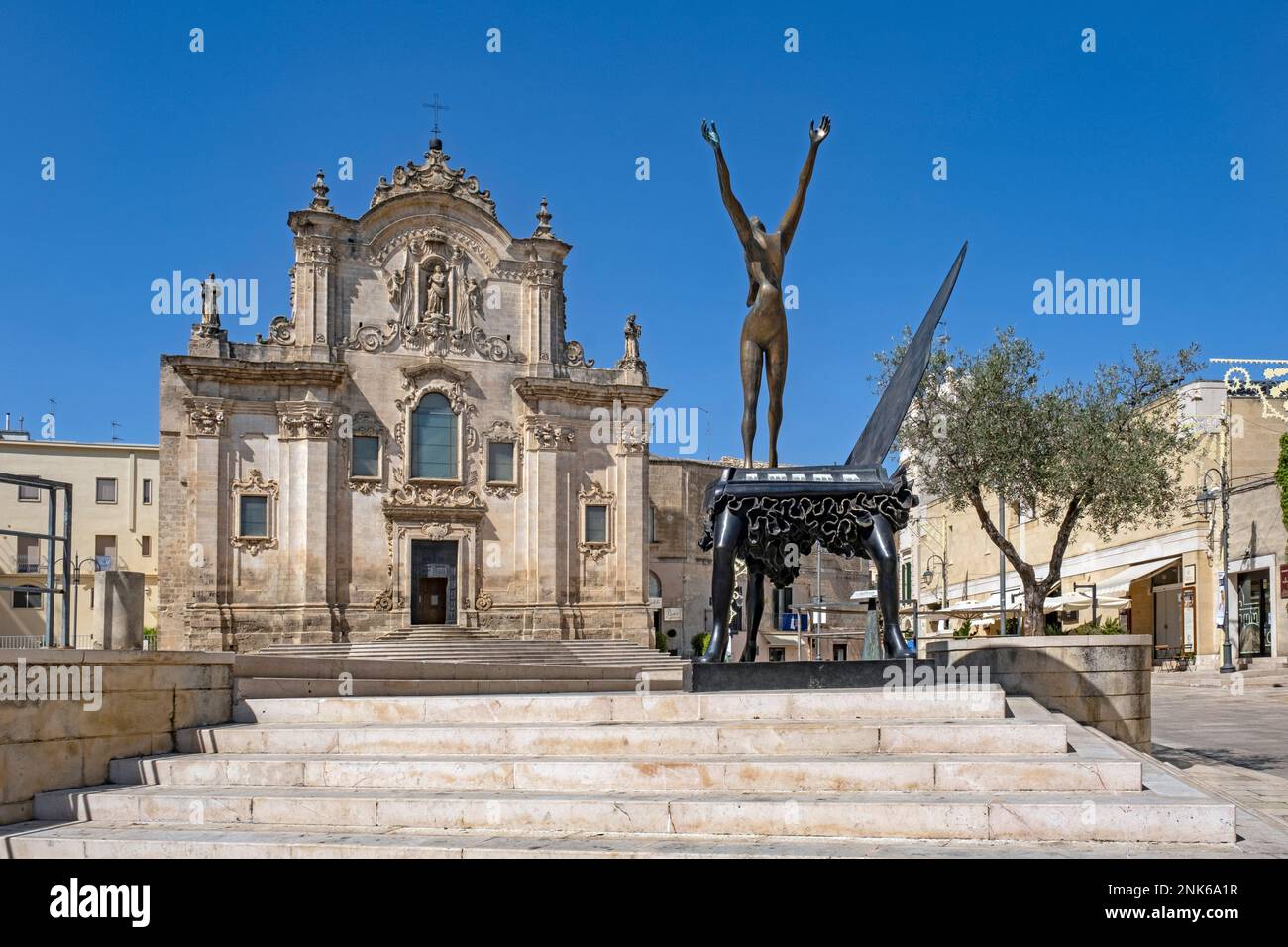 Skulptur Salvador Dali vor der Kirche San Francesco d'Assisi im historischen Stadtzentrum von Matera, Hauptstadt in Basilicata, Süditalien Stockfoto