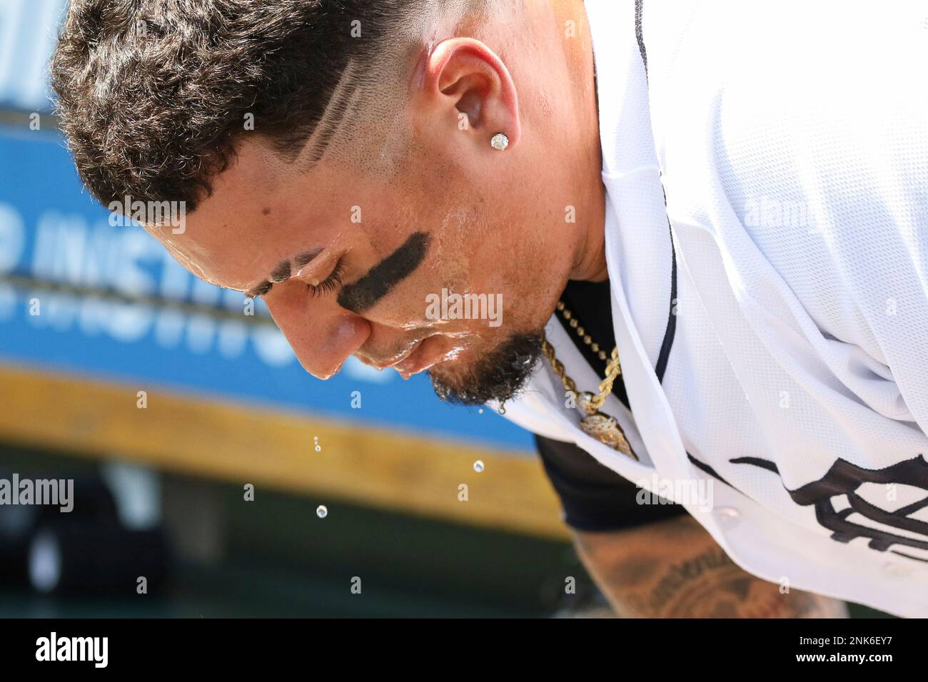 DETROIT, MI - MAY 15: Detroit Tigers shortstop Javier Baez (28) leans over to let the water that he poured over his head drip off during a regular season Major League Baseball game between the Baltimore Orioles and the Detroit Tigers on May 15, 2022 at Comerica Park in Detroit, Michigan. (Photo by Scott W. Grau/Icon Sportswire) (Icon Sportswire via AP Images) Stockfoto