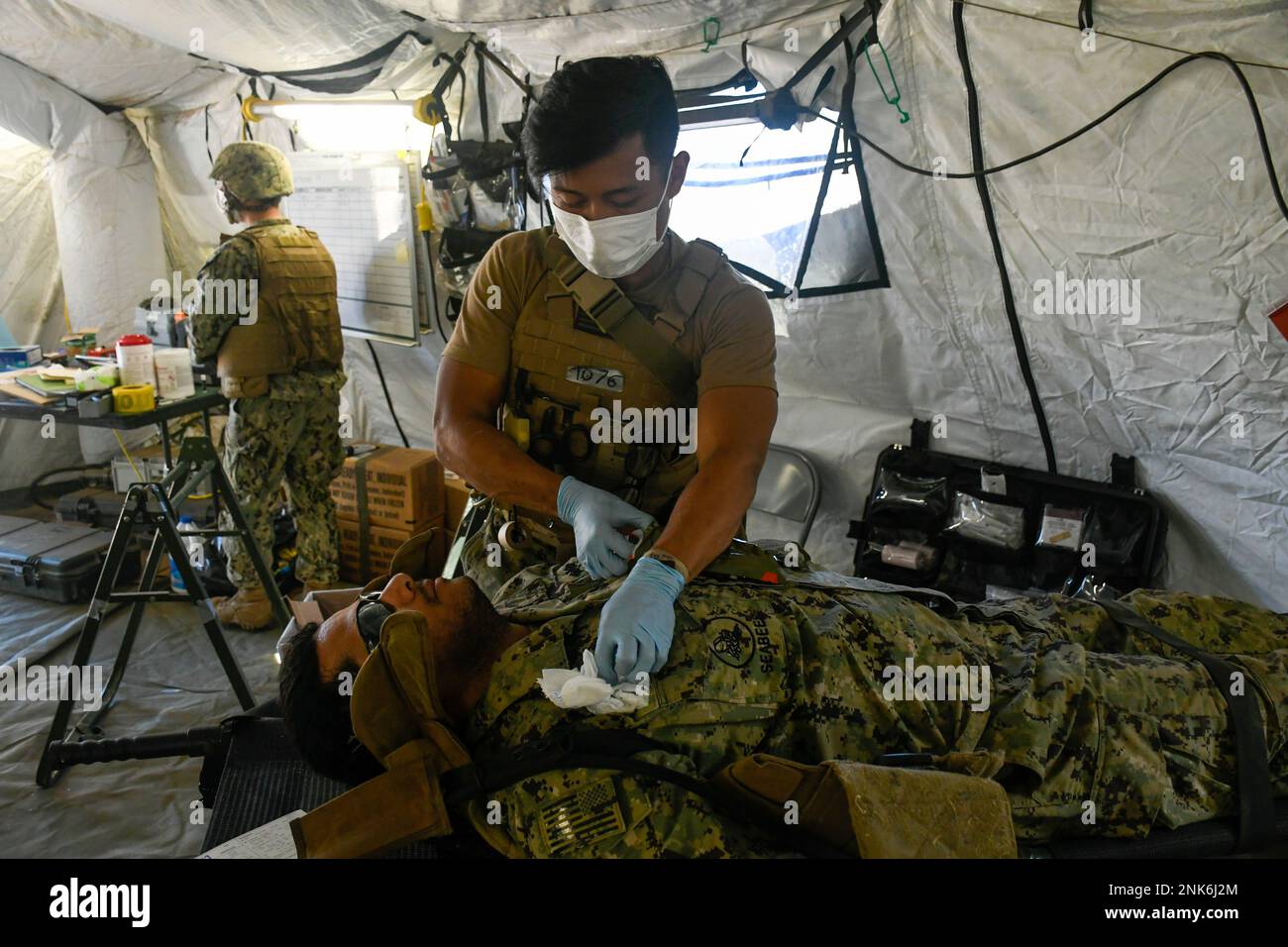 PORT HUENEME, Kalifornien (11. August 2022) Hospital Corpsman 2. Class Tenzin Soepa bietet eine medizinische Triage-Versorgung für eine simulierte Schusswunde während der Feldübung (FTX) des Naval Mobile Construction Battalion (NMCB) 18. Die FTX dient der Analyse der Baukapazitäten eines Bataillons, der Expeditionslogistik und der Kampfoperationen zur Unterstützung größerer Kampfeinsätze, der Katastrophenbewältigung und der humanitären Hilfe. Stockfoto