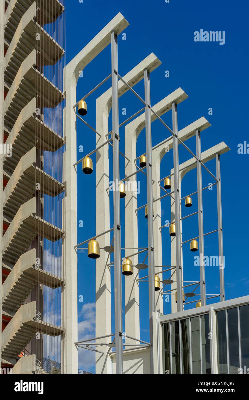 Garden Grove, Kalifornien, USA – 2. November 2022: Der Tower of Hope mit goldenen Glocken in der Christ Cathedral, früher Crystal Cathedral in Garden Grove, Califor Stockfoto